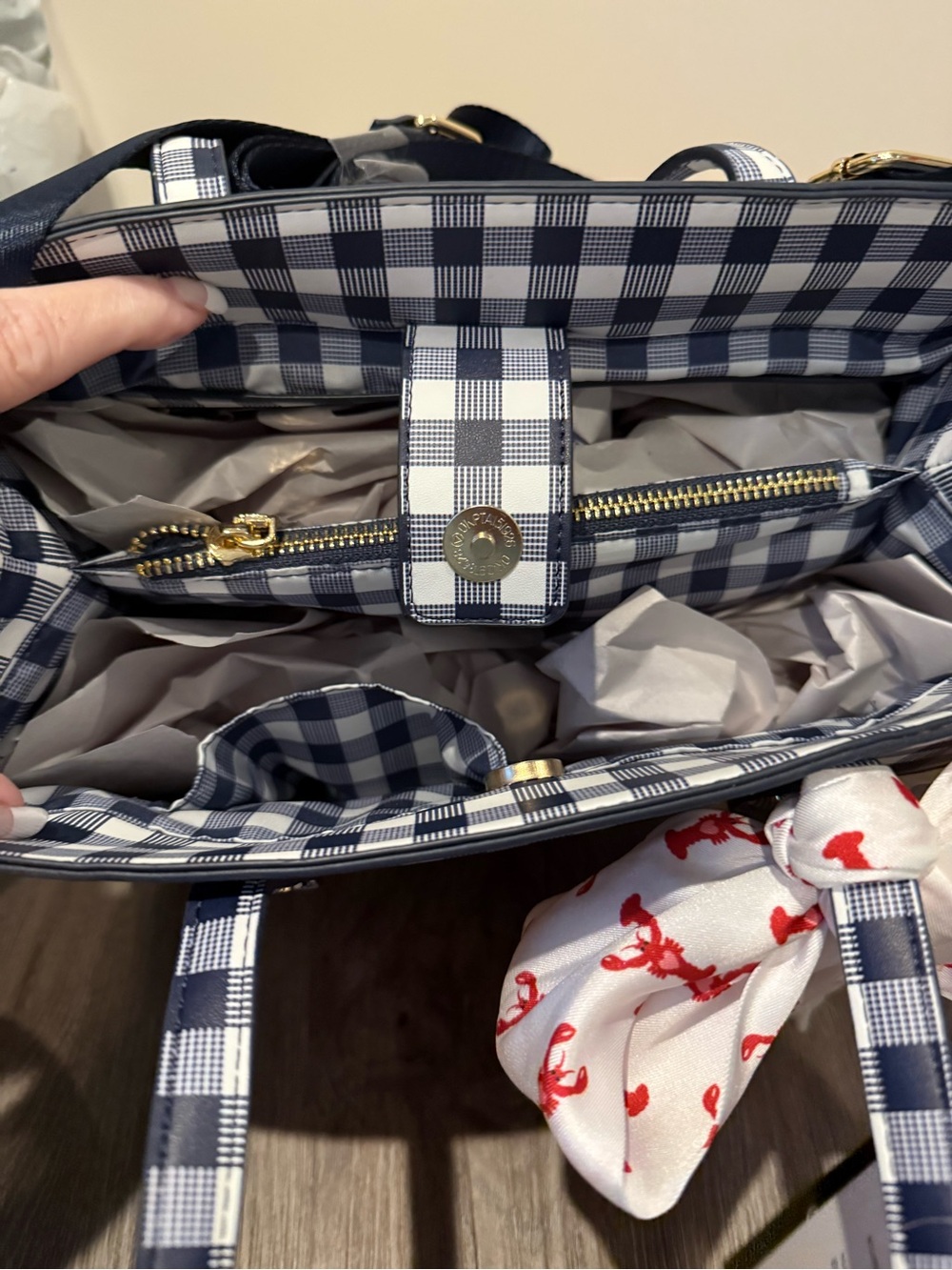 VIRAL!! Betsey Johnson Navy Gingham & Heart Tote with Red Lobster Scarf- NWT - Picture 6 of 6